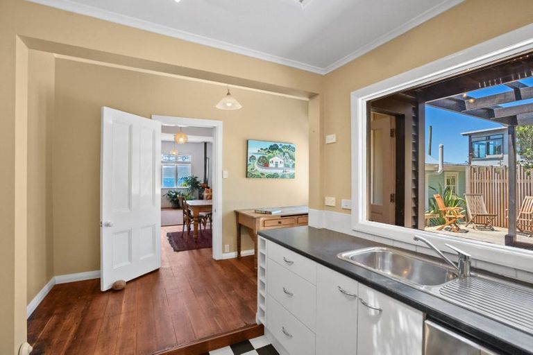 Photo of property in 170 Breaker Bay Road, Breaker Bay, Wellington, 6022