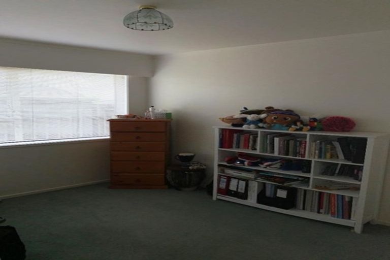 Photo of property in 2/5 Sylvan Crescent, Te Atatu South, Auckland, 0610