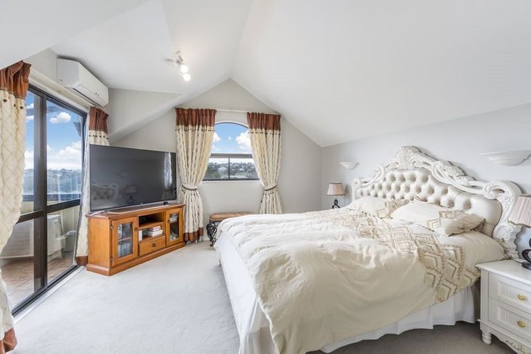 Photo of property in 20 Unsworth Drive, Unsworth Heights, Auckland, 0632