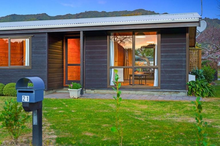 Photo of property in 21 Awanui Drive, Waikanae, 5036