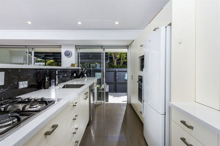 Photo of property in 2/64 Seaview Road, Castor Bay, Auckland, 0620