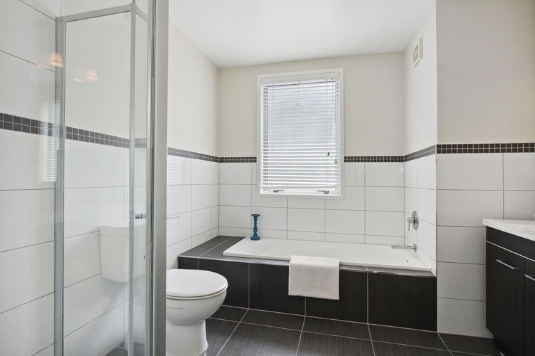 Photo of property in 4a Korotaha Terrace, Rothesay Bay, Auckland, 0630