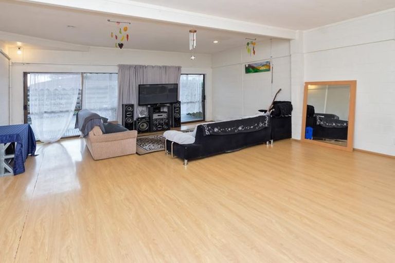 Photo of property in 16 Birman Close, Half Moon Bay, Auckland, 2012