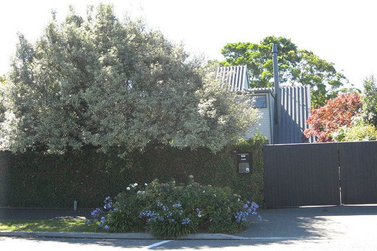 Photo of property in 15 Aikmans Road, Merivale, Christchurch, 8014