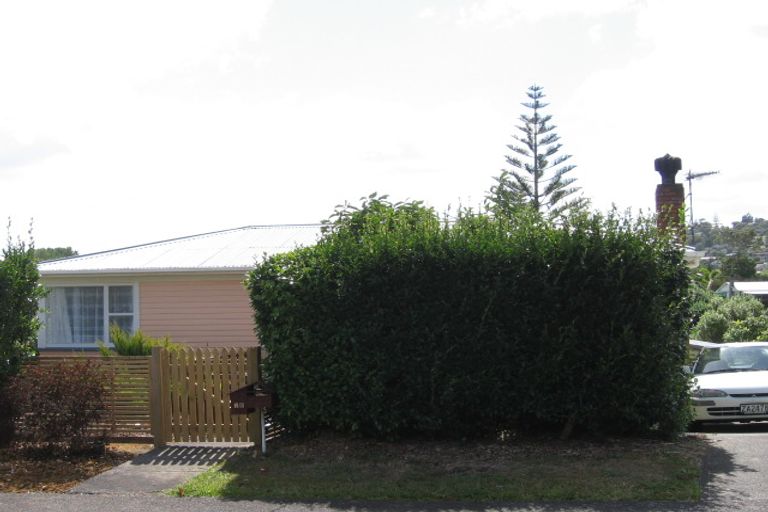 Photo of property in 25 Crocombe Crescent, Beach Haven, Auckland, 0626