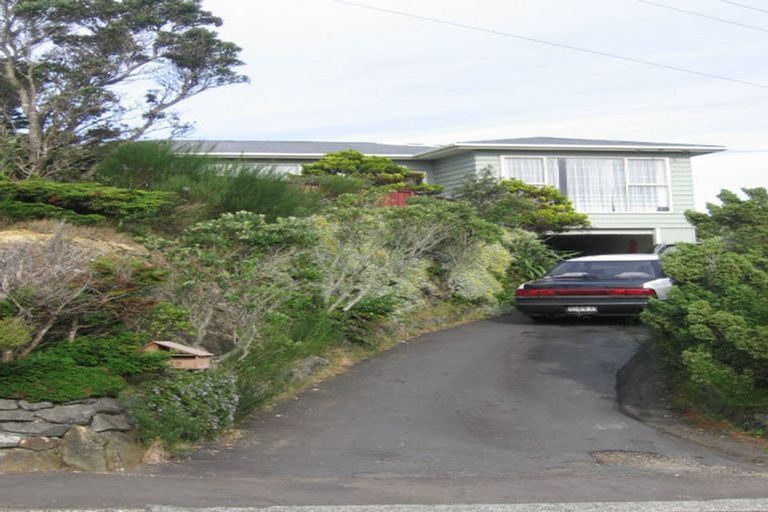 Photo of property in 19 Brooker Grove, Newlands, Wellington, 6037
