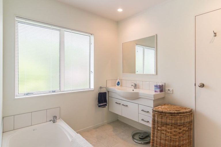 Photo of property in 4 Kaikomako Road, Waikanae, 5036