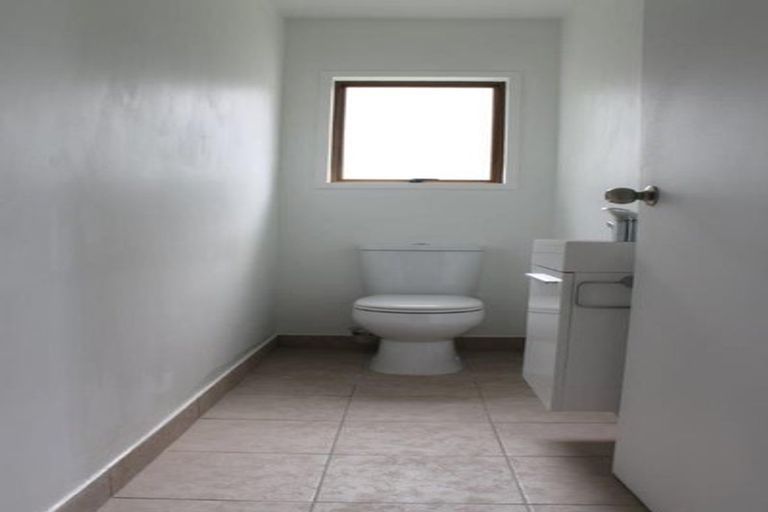 Photo of property in 603a Glenfield Road, Totara Vale, Auckland, 0629