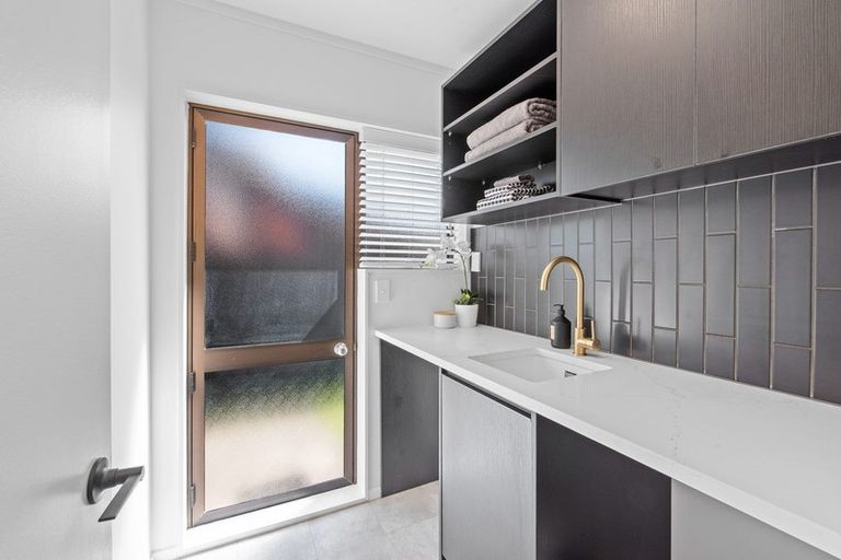 Photo of property in 1/149 West Harbour Drive, West Harbour, Auckland, 0618