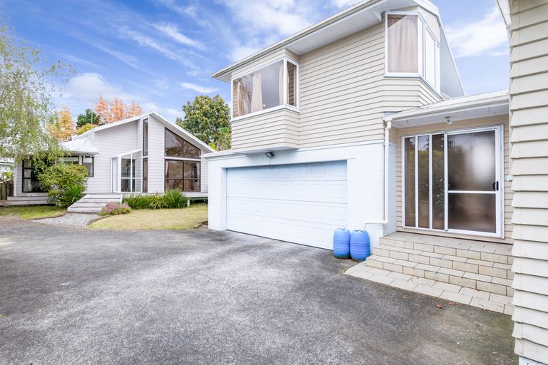 Photo of property in 26 Yeovil Road, Te Atatu Peninsula, Auckland, 0610