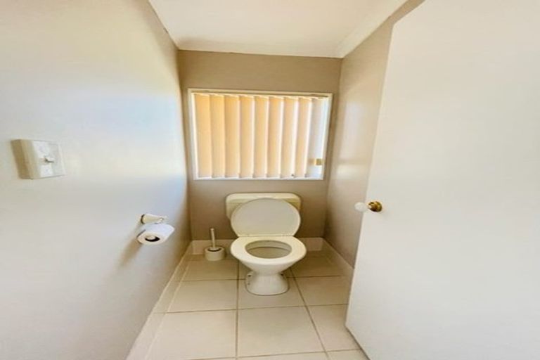 Photo of property in 15 Newbegin Place, Weymouth, Auckland, 2103