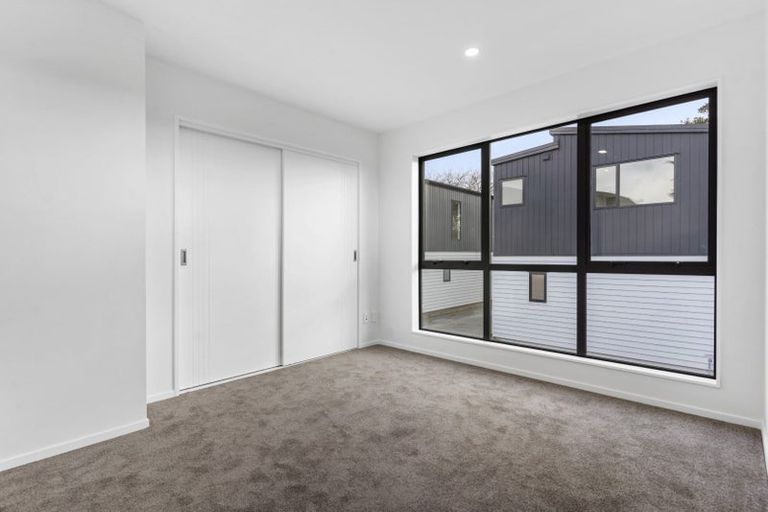 Photo of property in 8e Tahinga Street, Northcote, Auckland, 0627