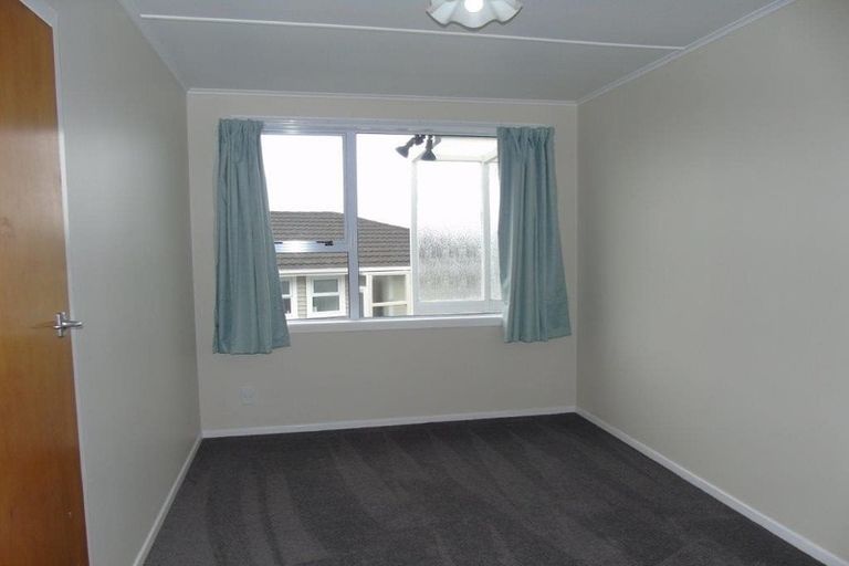 Photo of property in 38 Brooker Grove, Newlands, Wellington, 6037