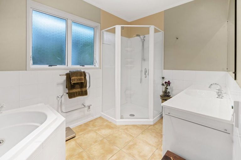 Photo of property in 31 Robbies Road, Shelly Park, Auckland, 2014