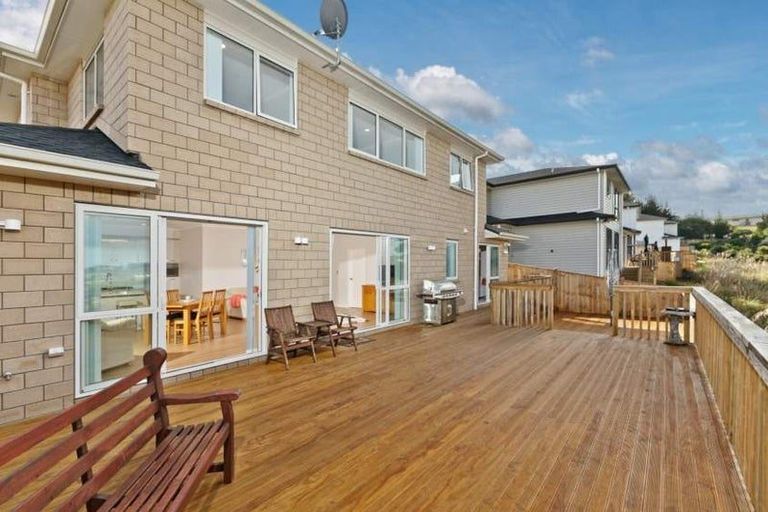 Photo of property in 14 Ascension Crescent, Orewa, 0931