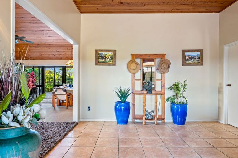 Photo of property in 233 Waihoehoe Road, Drury, 2577