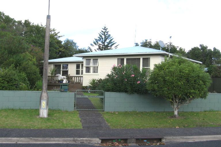 Photo of property in 16 Brennan Avenue, Te Atatu Peninsula, Auckland, 0610