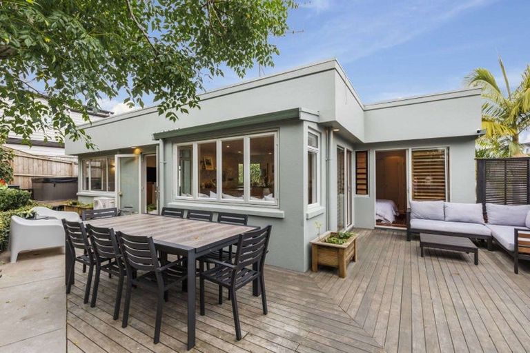 Photo of property in 2/19 Kenmure Avenue, Forrest Hill, Auckland, 0620