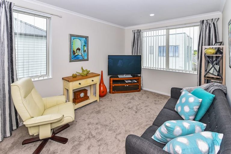 Photo of property in 16 Soaring Bird Drive, Takanini, 2112