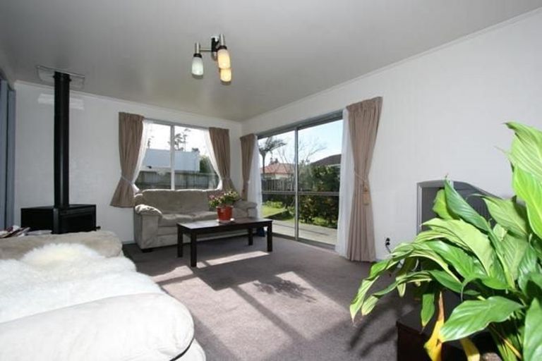 Photo of property in 27 Lisa Rise, Half Moon Bay, Auckland, 2012