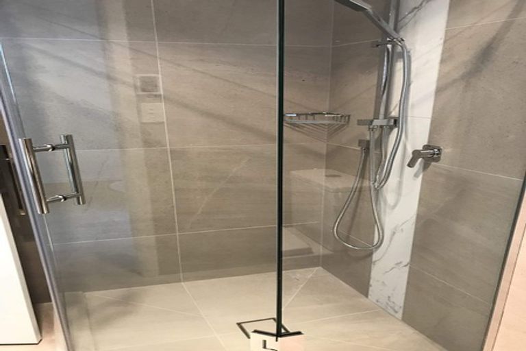 Photo of property in 36 Sunset Road, Unsworth Heights, Auckland, 0632