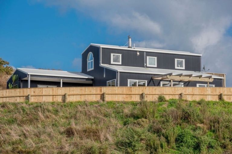 Photo of property in 111 Strathnaver Drive, Waikawa Beach, Levin, 5573