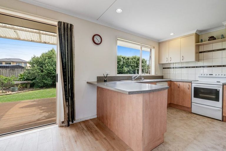 Photo of property in 17 Aitkenhead Court, Parakai, 0830