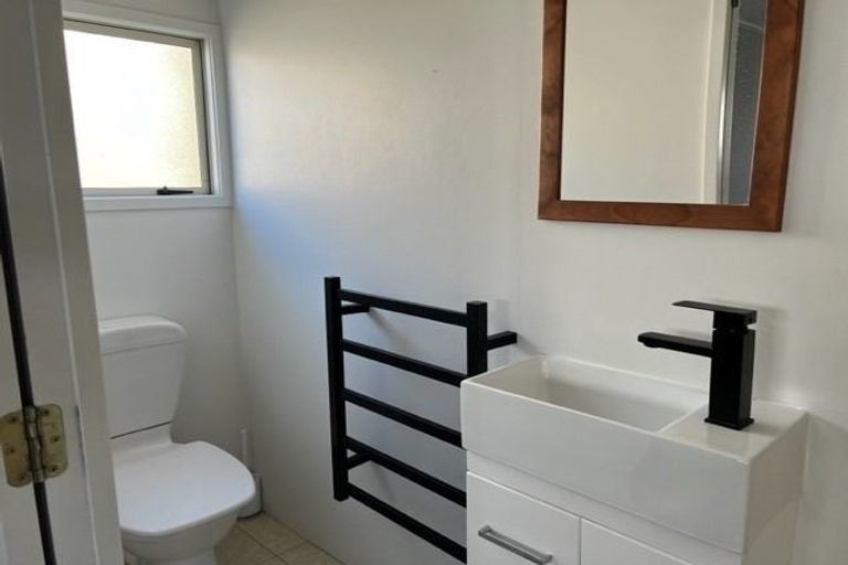 Photo of property in 21 Denarius Lane, Glendene, Auckland, 0602