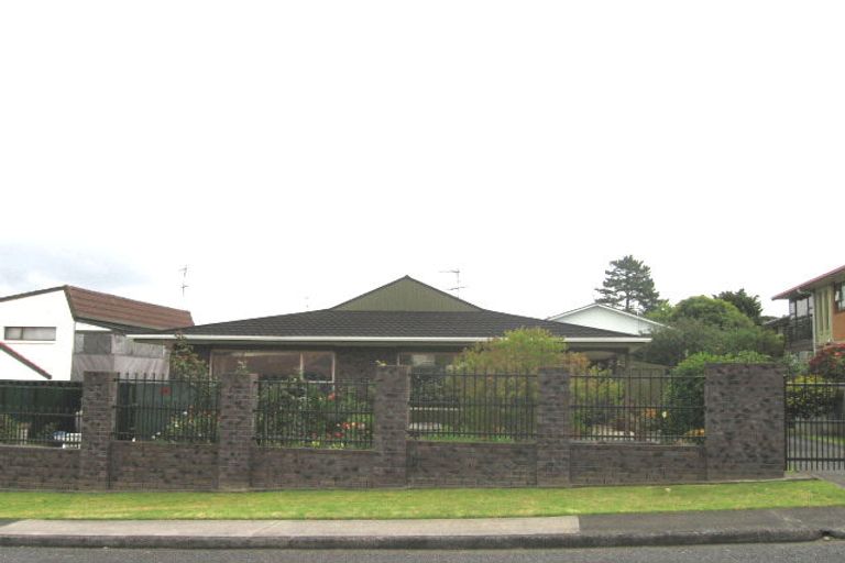 Photo of property in 2/47 James Evans Drive, Northcote, Auckland, 0627