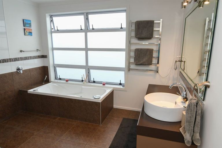 Photo of property in 25 Admiralty Place, Waikawa, Picton, 7220