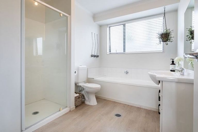 Photo of property in 169j Colwill Road, Massey, Auckland, 0614