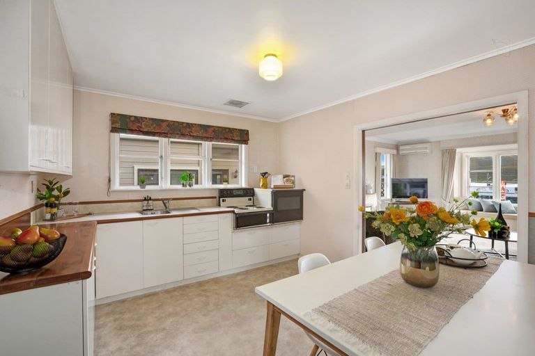 Photo of property in 136 Mana Esplanade, Paremata, Porirua, 5026