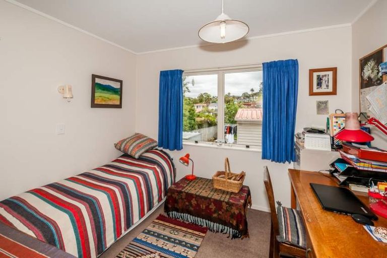 Photo of property in 2/28 Caribbean Drive, Unsworth Heights, Auckland, 0632