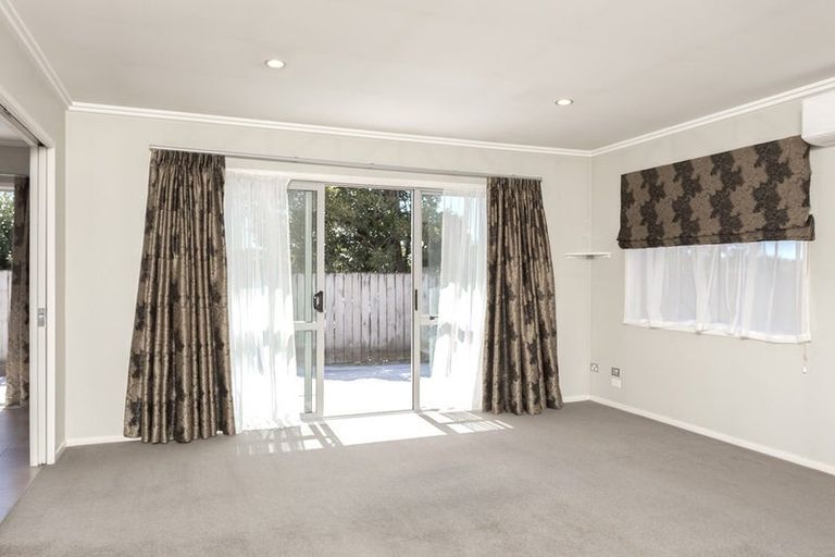 Photo of property in 11a Barron Drive, Green Bay, Auckland, 0604