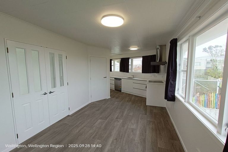 Photo of property in 35 Kenmore Street, Newlands, Wellington, 6037