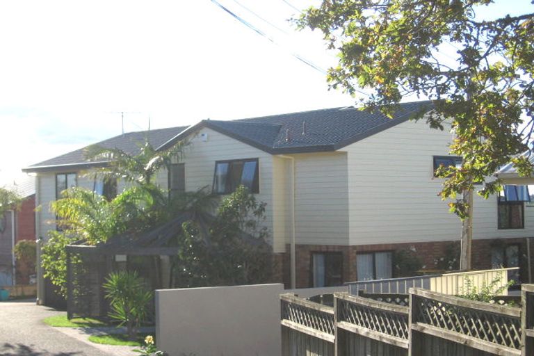 Photo of property in 1/81 Knights Road, Rothesay Bay, Auckland, 0630