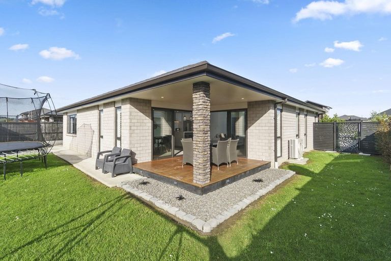 Photo of property in 22 Sir Lincoln Drive, Kumeu, 0810