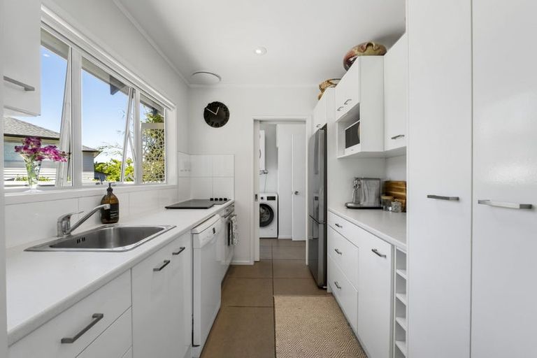 Photo of property in 1/41 Ravenwood Drive, Forrest Hill, Auckland, 0620