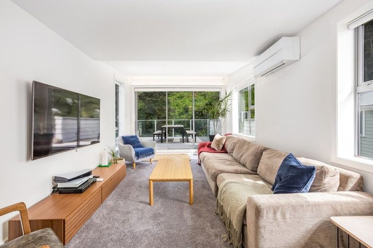 Photo of property in 185 Breaker Bay Road, Breaker Bay, Wellington, 6022