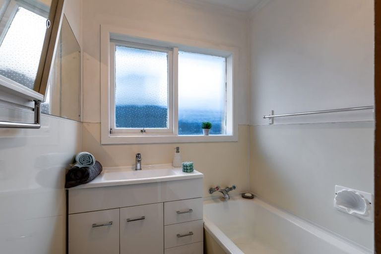 Photo of property in 26 Barron Drive, Green Bay, Auckland, 0604