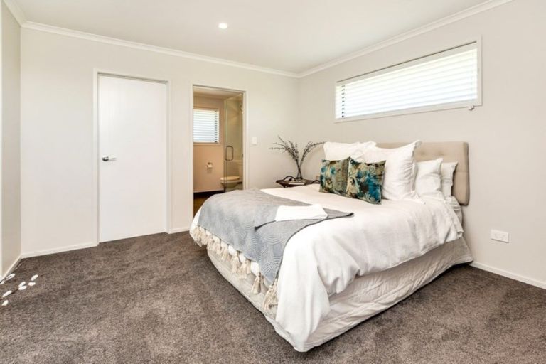 Photo of property in 32 Waitemata Drive, One Tree Point, 0118