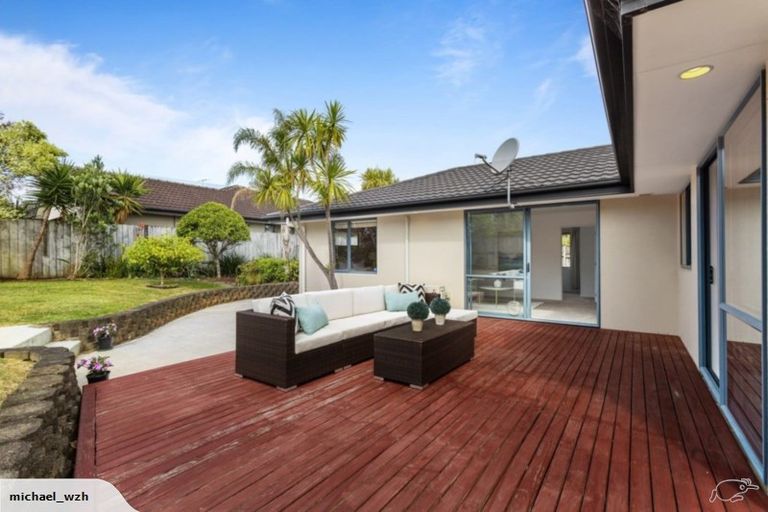 Photo of property in 17 Admirals Court Drive, Greenhithe, Auckland, 0632