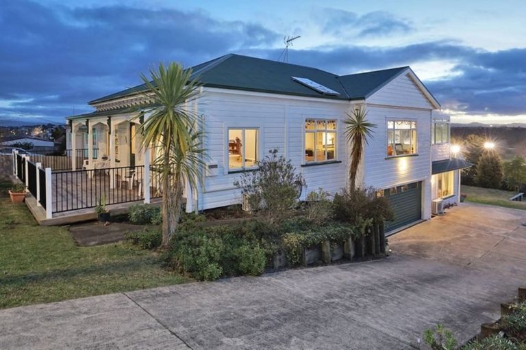 Photo of property in 84 Forest Lake Road, Forest Lake, Hamilton, 3200