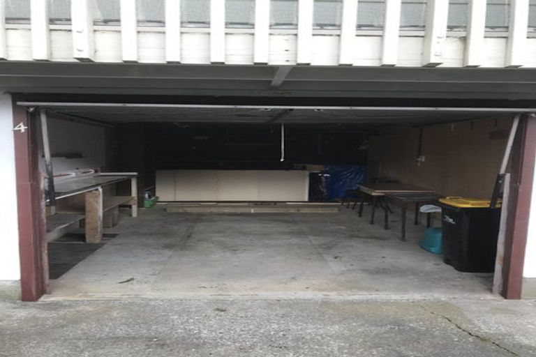 Photo of property in 4/210 Newlands Road, Newlands, Wellington, 6037