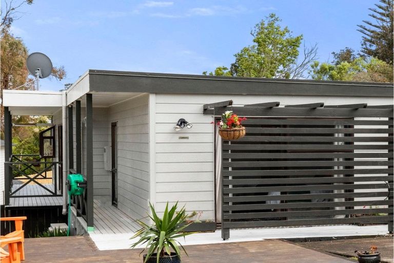 Photo of property in 3a Wattle Road, Sunnyvale, Auckland, 0612