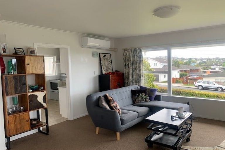 Photo of property in 2/96 East Coast Road, Forrest Hill, Auckland, 0620
