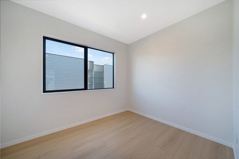 Photo of property in 9 Lomond Street, Newlands, Wellington, 6037