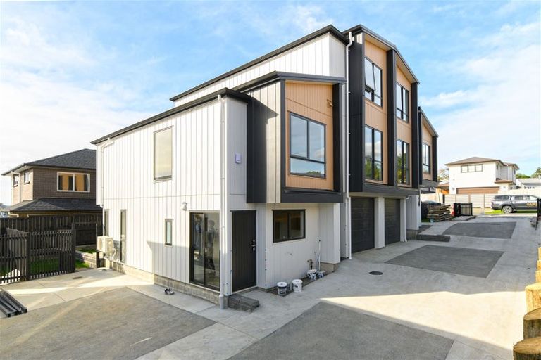 Photo of property in 3/11 Scanlen Terrace, Kelston, Auckland, 0602