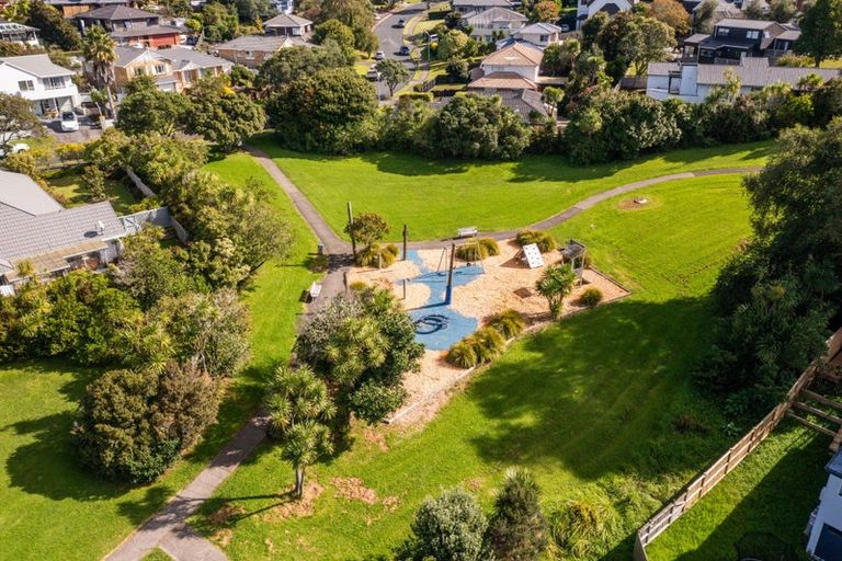Photo of property in 1 Crestview Place, Browns Bay, Auckland, 0630