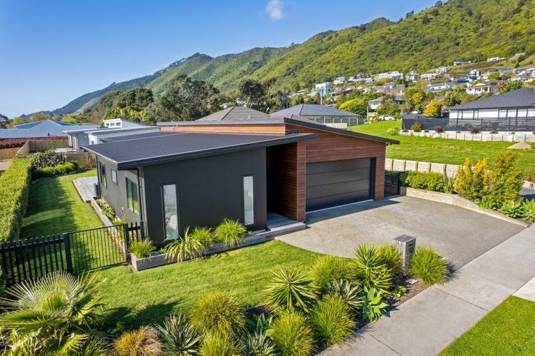 Photo of property in 10 Karearea Avenue, Waikanae, 5036